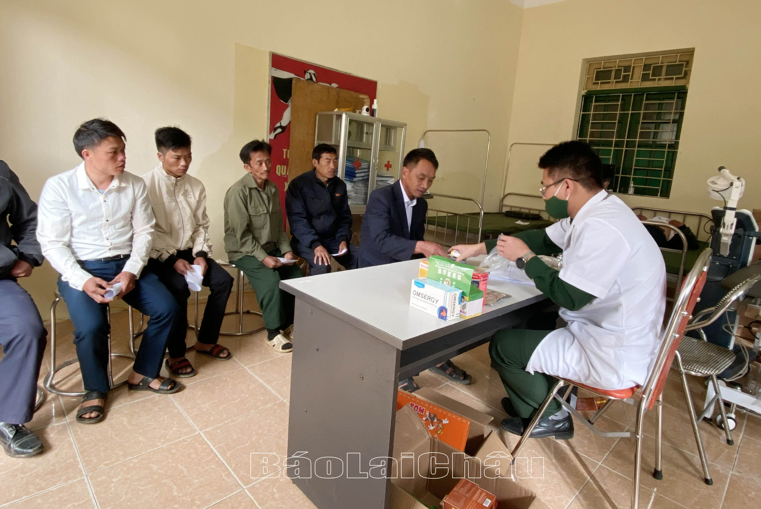 Cán bộ quân y Đoàn Kinh tế - Quốc phòng 356 khám bệnh, cấp thuốc miễn phí cho người có uy tín.  